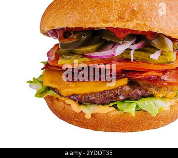 Burger mit Rindfleisch, Tomaten, Käse, Speck und Salat isoliert Stockfoto