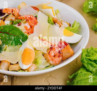 Huhn und Garnelen caesar Salat von oben Stockfoto