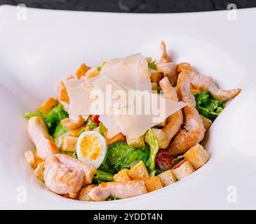 Caesar-Salat mit gegrilltem Hähnchenfleisch, frischem Salat, Parmesankäse und gebratenen Croutons Stockfoto