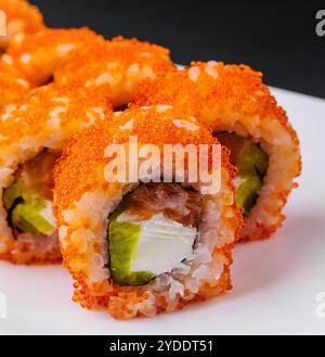 Makroaufnahme von kalifornischen Maki-Sushi-Brötchen mit Reis Stockfoto