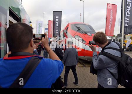 Besucher sehen einen neuen Hochgeschwindigkeitszug Hitachi Frecciarossa 1000 nach Trenitalia auf der Weltausstellung Innotrans, Berlin, September 2024 Stockfoto