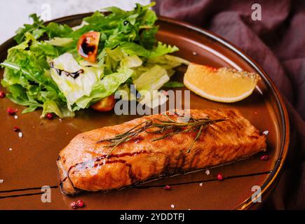 Gegrillter Lachs und Gemüse auf Teller Stockfoto