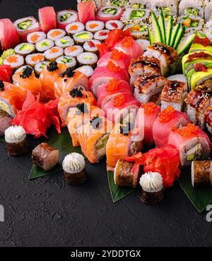 Großes Sushi-Set, von oben auf schwarzem Hintergrund aufgenommen Stockfoto