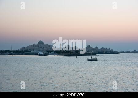 Laguna und Präsidentenpalast in Abu Dhabi VAE Stockfoto