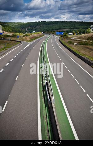 Autobahn durch Frankreich im Sommer Stockfoto