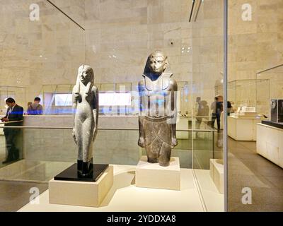 Kairo, Ägypten, 6. Oktober 2024: Antike Statue im Nationalen Museum für Ägyptische Zivilisation (NMEC), in Old Cairo, die Museumsausstellungen sammeln Stockfoto