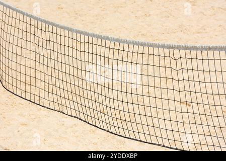 Volleyballnetz am leeren Sandstrand Stockfoto