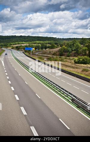 Autobahn durch Frankreich im Sommer Stockfoto