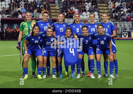 Rom, Italien. Oktober 2024. Die italienischen Mannschaftsspieler posieren für ein Gruppenfoto während der Freundschaftsspiele zwischen Italien und Malta im Stadio Tre Fontane. Endstand; Italien 5:0 Malta. (Foto: Mattia Vian/SOPA Images/SIPA USA) Credit: SIPA USA/Alamy Live News Stockfoto