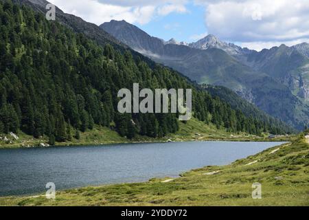 Der kleine Alpensee Obersee liegt 2016 Meter hoch am Passo Stalle an der italienisch-österreichischen Grenze Stockfoto