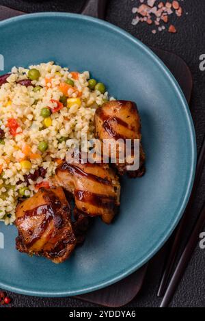 Gegrilltes Hühnchen oder putenshish Döner mit Salz, Gewürzen und Kräutern Stockfoto