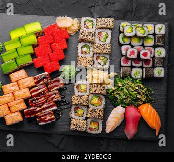 Großes Sushi-Set, von oben auf schwarzem Hintergrund aufgenommen Stockfoto