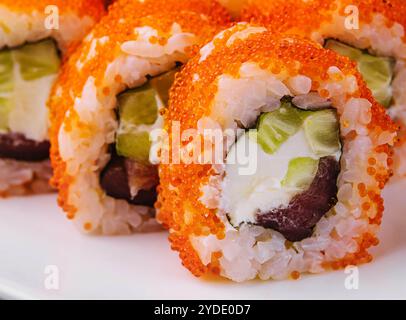 Makroaufnahme von kalifornischen Maki-Sushi-Brötchen mit Reis Stockfoto