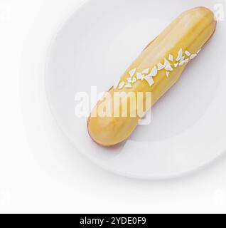 Köstliches Eclair mit Vanillepudding auf dem Teller mit Blick von oben Stockfoto