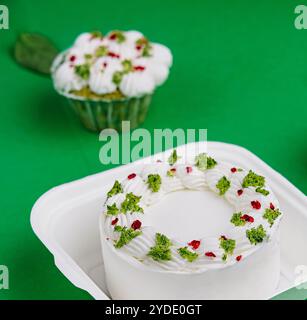 Türkische Maras-Vanilleeis mit Pistazienpulver Stockfoto