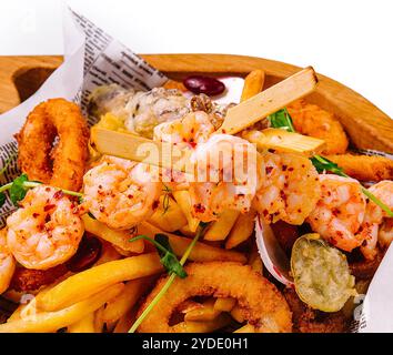 Frittierte Meeresfrüchte auf Holztablett Stockfoto