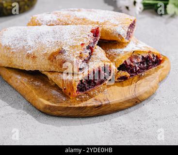 Blätterteiggebäck, gefüllt mit süßer Kirschfüllung Stockfoto