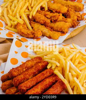 Pommes Frites mit Hühnchnuggets aus nächster Nähe Stockfoto