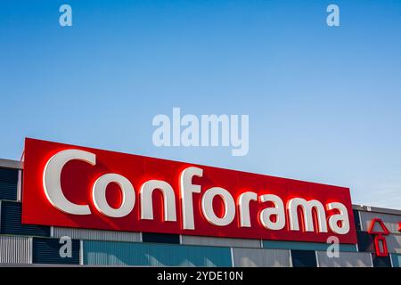 SAGUNTO, SPANIEN - 08. FEBRUAR 2019: Das Logo der Einzelhandelskette Conforama für Wohnmöbel in seinem Gebäude im Einkaufsviertel Sagunto, Spai Stockfoto