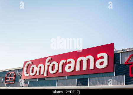 SAGUNTO, SPANIEN - 08. FEBRUAR 2019: Das Logo der Einzelhandelskette Conforama für Wohnmöbel in seinem Gebäude im Einkaufsviertel Sagunto, Spai Stockfoto