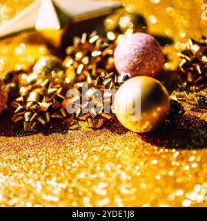 Weihnachten Komposition. Silvester oder Weihnachten Muster flache Ansicht von oben Xmas holiday Celebration funkelnde goldene Dekoration auf goldenem Hintergrund mit Laien Stockfoto