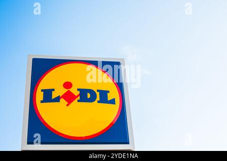 SAGUNTO, SPANIEN - 08. FEBRUAR 2019: Markenlogo der Supermarktkette LIDL in ihrem Gebäude im Einkaufszentrum Sagunto, Spanien. Klarer, hellblauer Himmel Stockfoto