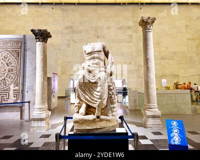 Kairo, Ägypten, 6. Oktober 2024: Statuen im Nationalen Museum für Ägyptische Zivilisation (NMEC), das sich in der Altstadt von Kairo befindet, zeigt das Museum eine Sammlung Stockfoto