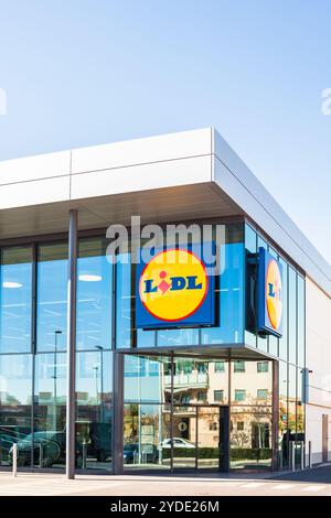 SAGUNTO, SPANIEN - 08. FEBRUAR 2019: Markenlogo der Supermarktkette LIDL in ihrem Gebäude im Einkaufszentrum Sagunto, Spanien. Klarer, hellblauer Himmel Stockfoto