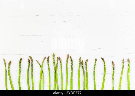 Frischer grüner Spargel auf weißem Holzhintergrund Stockfoto