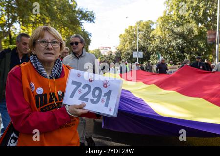 Madrid, Madrid, SPANIEN. Oktober 2024. Rentner aus ganz Spanien treffen sich in Madrid, um gegen die Verbesserung des Rentensystems, die Erhöhung der Mindestrenten und die Durchführung von Prüfungen des Systems zu protestieren (Credit Image: © Ignacio Lopez Isasmendi/ZUMA Press Wire) NUR REDAKTIONELLE VERWENDUNG! Nicht für kommerzielle ZWECKE! Quelle: ZUMA Press, Inc./Alamy Live News Stockfoto