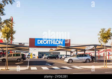 SAGUNTO, SPANIEN - 08. FEBRUAR 2019: Decathlon Store ist ein französisches Unternehmen der Handelskette für Sportartikel, die das Logo der Handelskette im Gebäude in trägt Stockfoto