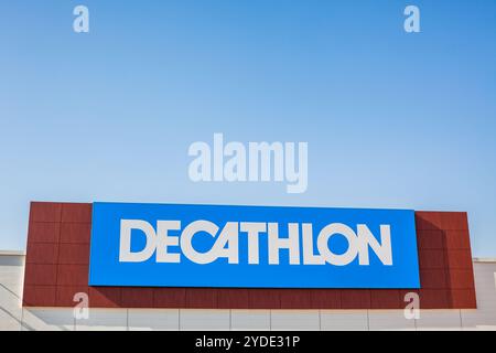 SAGUNTO, SPANIEN - 08. FEBRUAR 2019: Decathlon Store ist ein französisches Unternehmen der Handelskette für Sportartikel, die das Logo der Handelskette im Gebäude in trägt Stockfoto