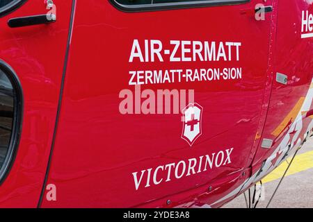 Air Zermatt in Zermatt, Wallis, Schweiz. Logo auf dem Hubschrauber am Zermatt Heliport. Schweizer Fluggesellschaft, Helikopterrettung, Sightseeing und Transport. Stockfoto