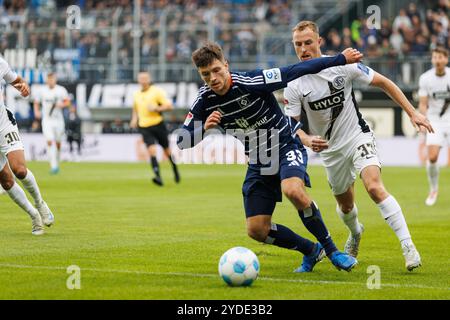 Noah Katterbach (Hamburger SV) im Zweikampf mit Maurice Neubauer (SV 07 Elversberg), SV Elversberg vs Hamburger SV, Fussball, 2. Bundesliga, 10. Spieltag, Saison 2024/2025, 26.10.2024 Foto: Eibner-Pressefoto/Alexander Neis DFB-Vorschriften verbieten jede Verwendung von Fotografien als Bildsequenzen und/oder Quasi-Video. Redaktionelle Verwendung NUR nationale und internationale Nachrichtenagenturen OUT Stockfoto