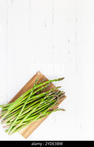 Frischer grüner Spargel auf weißem Holzhintergrund Stockfoto