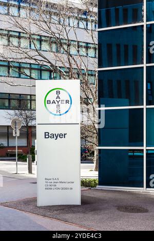 Markenlogo der Bayer AG auf dem Bürogebäude in Lyon Stockfoto