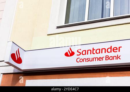 Markenlogo der Santander Consumer Bank im Büro Stockfoto