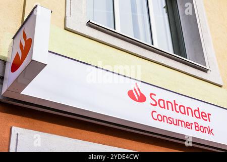 Markenlogo der Santander Consumer Bank im Büro Stockfoto