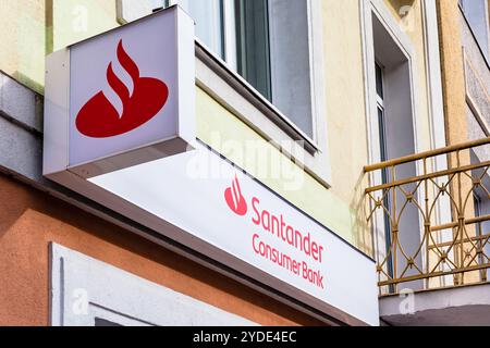 Markenlogo der Santander Consumer Bank im Büro Stockfoto