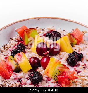 Haferbrei mit Früchten auf einer Schüssel isoliert Stockfoto