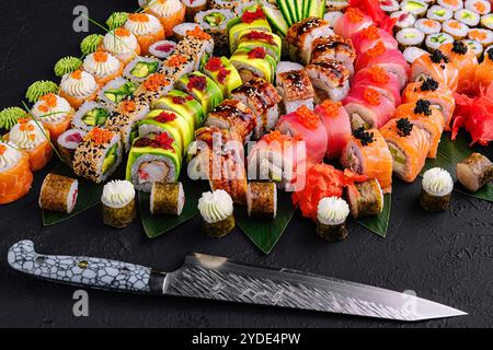 Großes Sushi auf schwarzem Stein Stockfoto