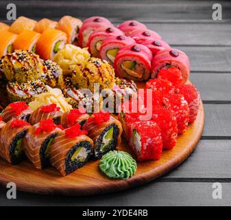 Köstliche Auswahl an frisch zubereitetem Sushi Stockfoto