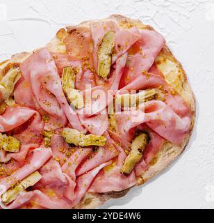 Quadratische Pizza mit Schinken und Artischocken von oben Stockfoto