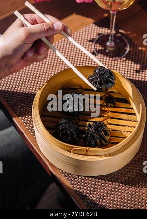 asiatische Klöße mit Tintenfisch-Tinte von oben Stockfoto