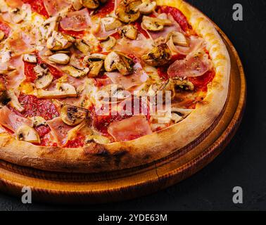 Pizza mit Schinken, Salami und Pilzen Stockfoto