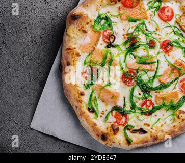 Köstliche Gourmet-Pizza mit Lachs und Algen Stockfoto