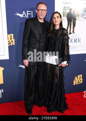 Hollywood, Usa. Oktober 2024. HOLLYWOOD, LOS ANGELES, KALIFORNIEN, USA - 25. OKTOBER: Paul Bettany und seine Frau Jennifer Connelly kommen am 25. Oktober 2024 zum AFI fest – World Premiere Screening of Sony Pictures' 'Here' im TCL Chinese Theatre IMAX 2024 in Hollywood, Los Angeles, Kalifornien, USA, an. (Foto: Xavier Collin/Image Press Agency) Credit: Image Press Agency/Alamy Live News Stockfoto