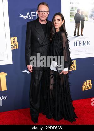 Hollywood, Usa. Oktober 2024. HOLLYWOOD, LOS ANGELES, KALIFORNIEN, USA - 25. OKTOBER: Paul Bettany und seine Frau Jennifer Connelly kommen am 25. Oktober 2024 zum AFI fest – World Premiere Screening of Sony Pictures' 'Here' im TCL Chinese Theatre IMAX 2024 in Hollywood, Los Angeles, Kalifornien, USA, an. (Foto: Xavier Collin/Image Press Agency) Credit: Image Press Agency/Alamy Live News Stockfoto