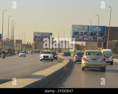 Kairo, Ägypten, 20. Oktober 2024: Die 6. Oktober-Brücke, eine Hochautobahn in Kairo, 20,5 Kilometer, erinnert an das Datum der Operation B Stockfoto