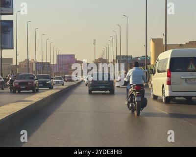 Kairo, Ägypten, 20. Oktober 2024: Die 6. Oktober-Brücke, eine Hochautobahn in Kairo, 20,5 Kilometer, erinnert an das Datum der Operation B Stockfoto